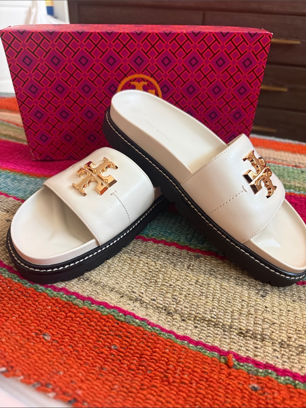 Tory Burch New Ivory/black
Everly Anatomic Lug 
Paris Nappa Leather  Gold Logo